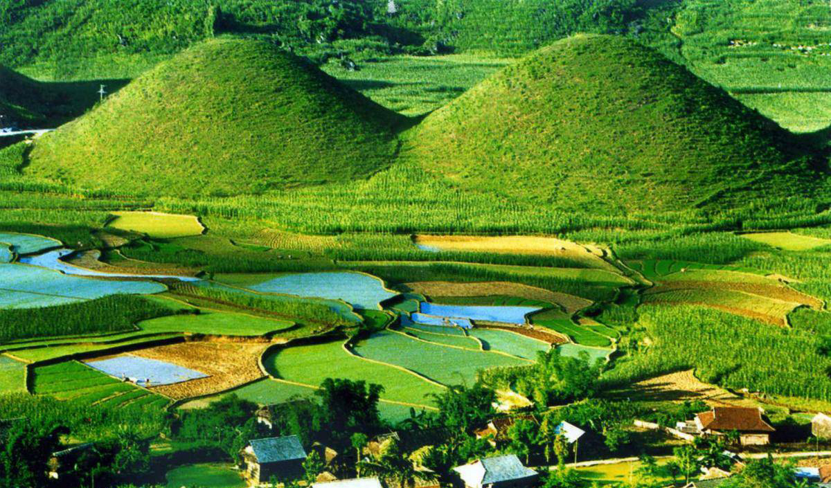 Cổng trời và núi đôi Quản Bạ